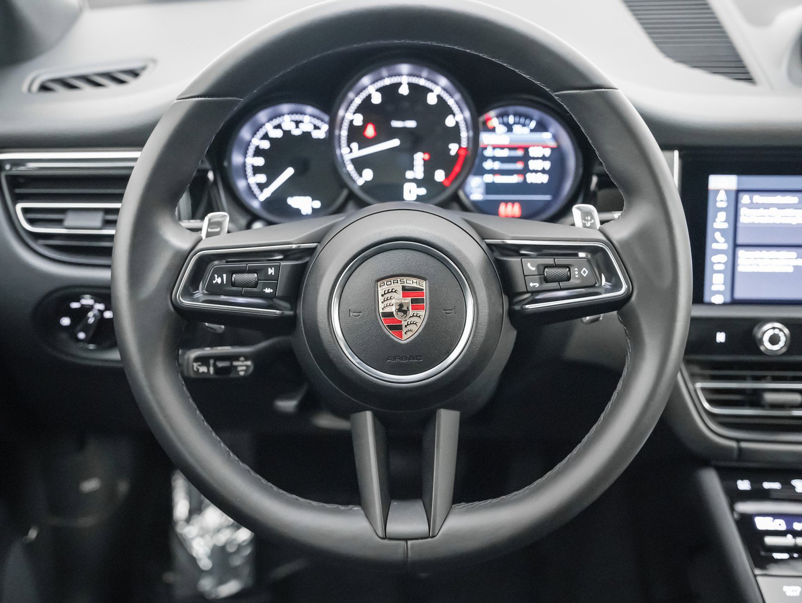 Certified 2025 Porsche Macan image 17