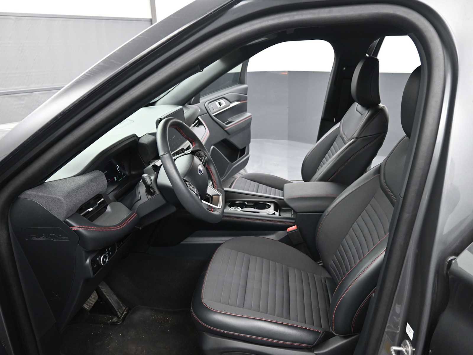 Used 2025 Ford Explorer ST-Line image 11