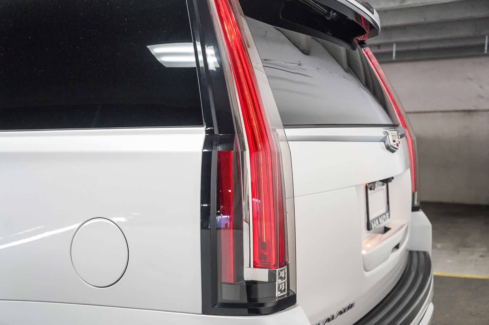 Used 2018 Cadillac Escalade ESV Platinum AWD/4WD image 9
