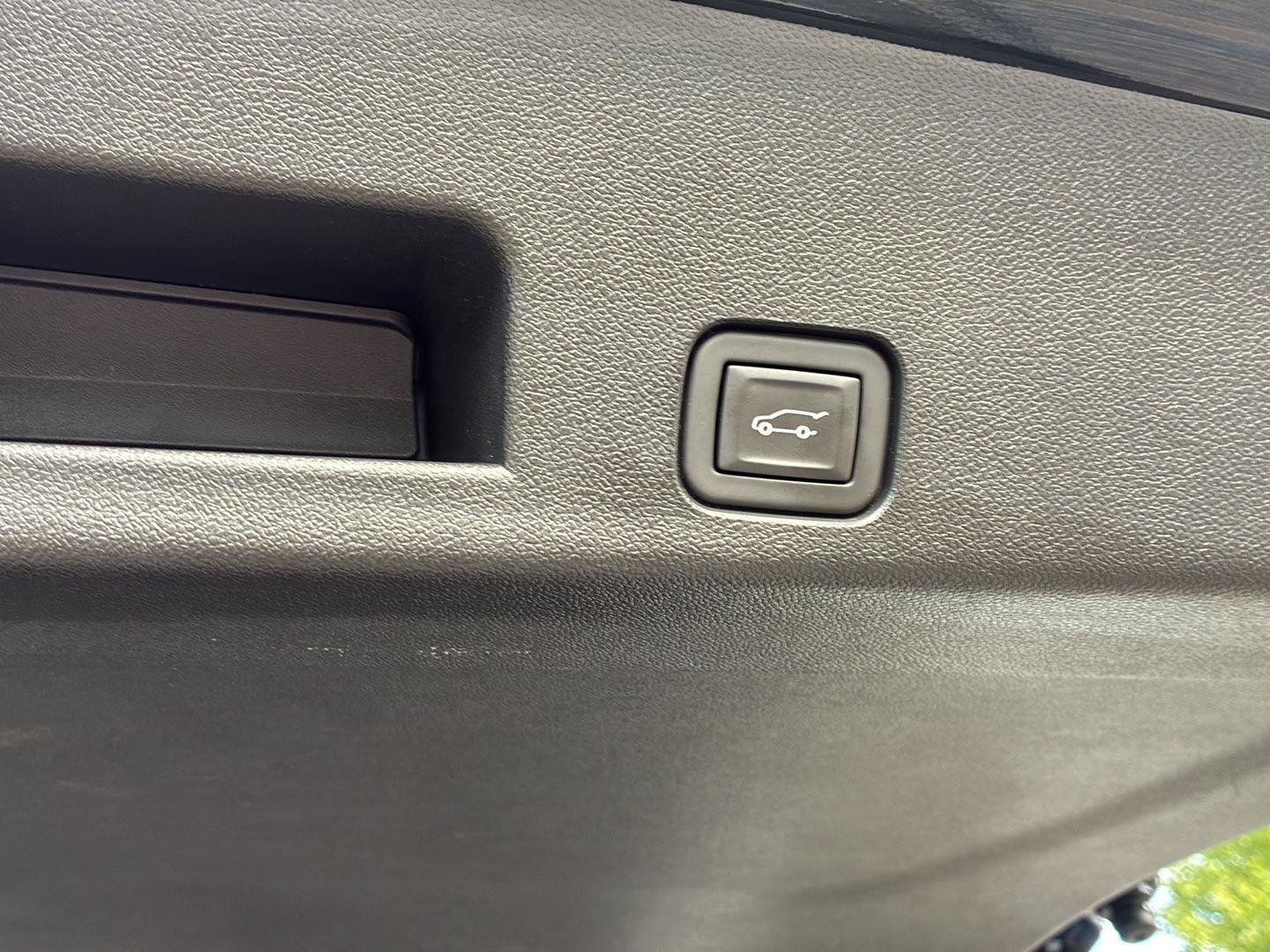 Used 2024 Chevrolet Traverse Z71 AWD/4WD image 24