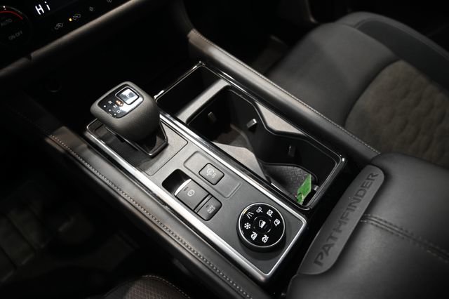 Used 2025 Nissan Pathfinder SV image 19