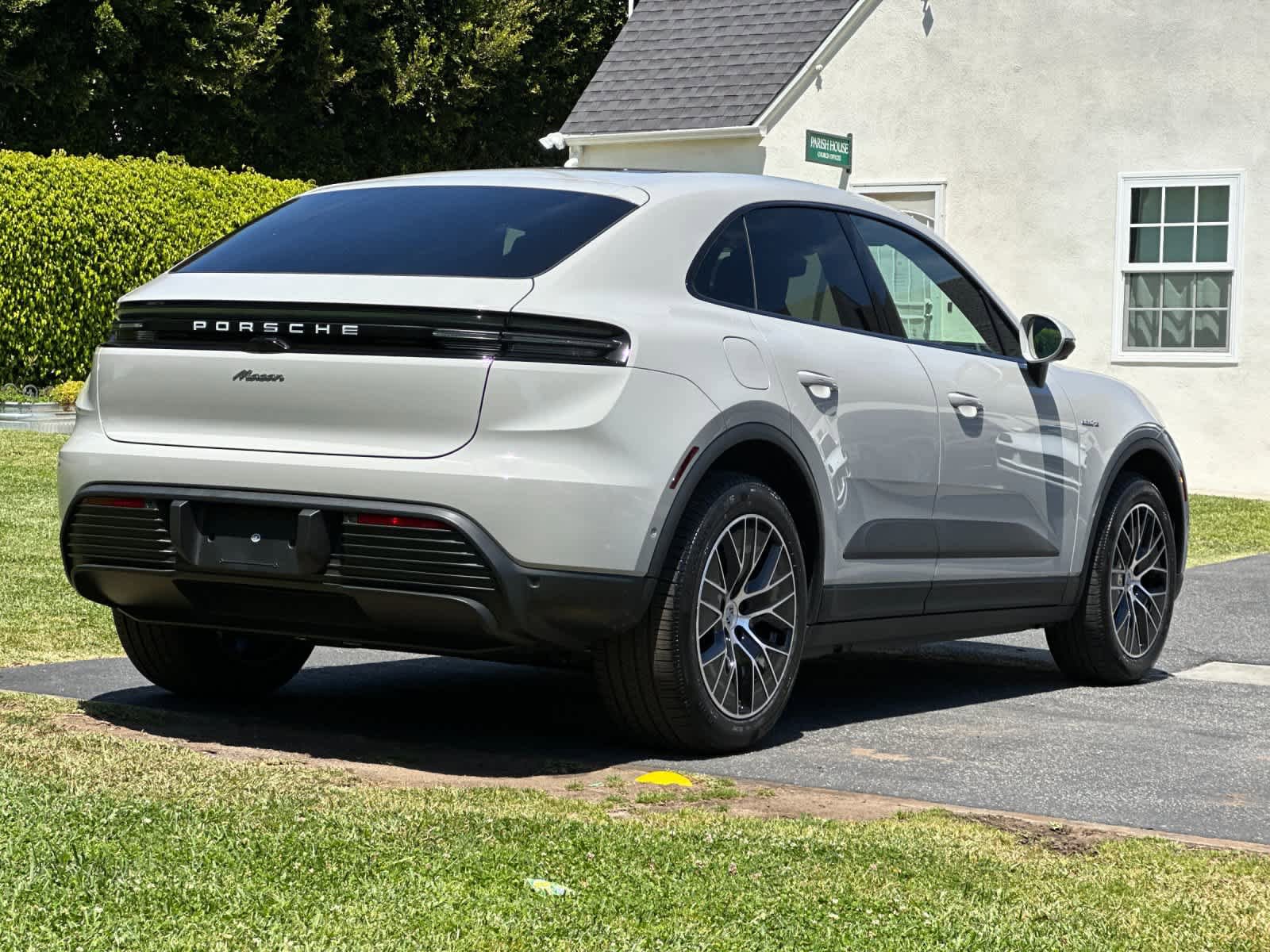 New 2026 Porsche Macan Electric RWD image 8