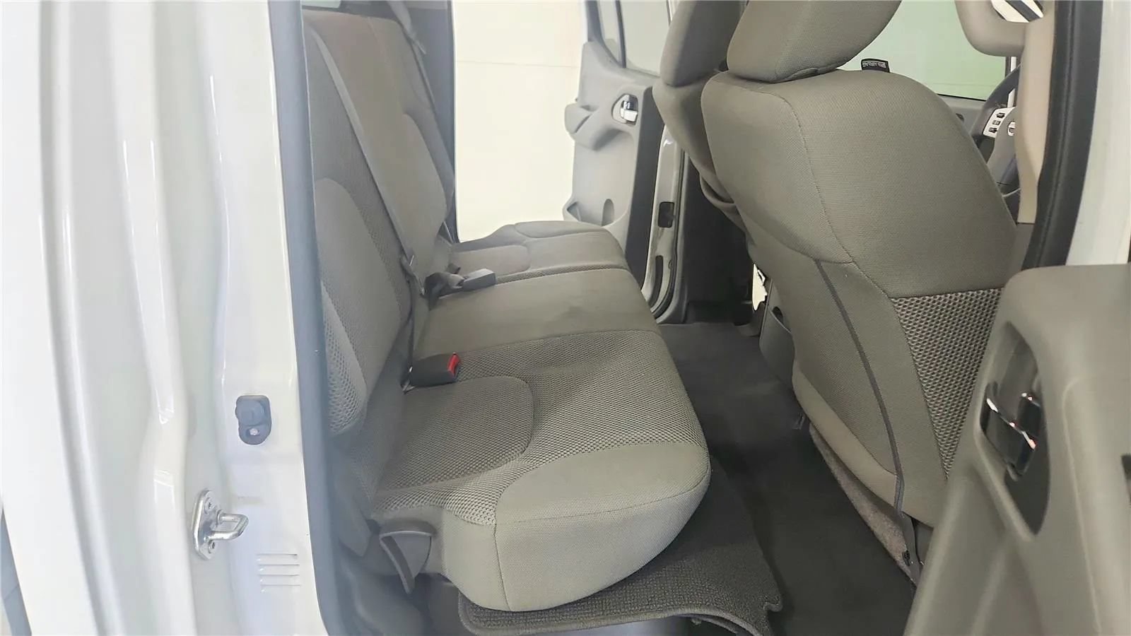 Used 2021 Nissan Frontier SV w/ Midnight Edition Floor Mats AWD/4WD image 37