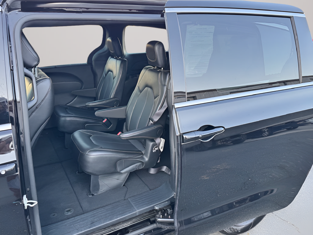 Used 2025 Chrysler Pacifica Select FWD image 30