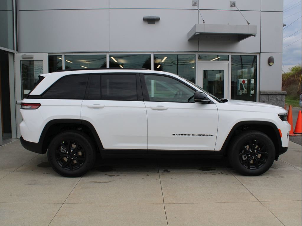 New 2025 Jeep Grand Cherokee Altitude image 3