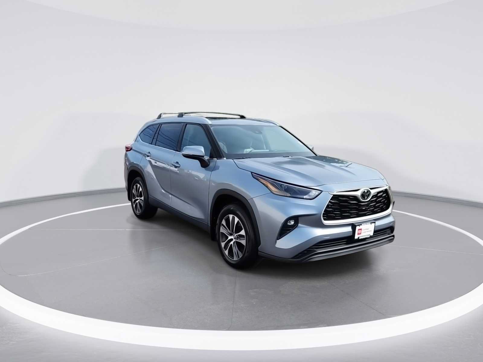 Certified 2022 Toyota Highlander XLE AWD/4WD image 2