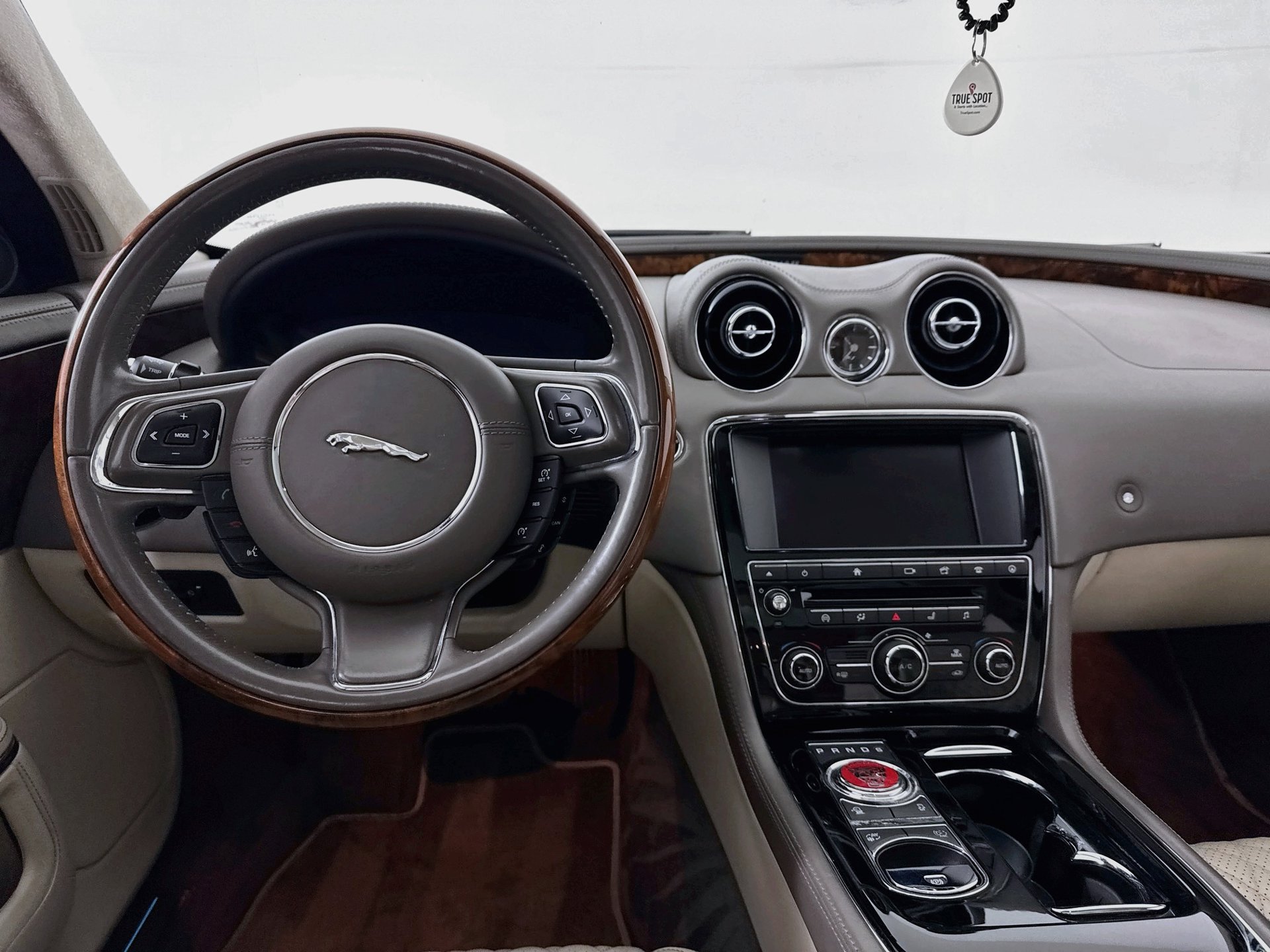 Used 2017 Jaguar XJ L Portfolio RWD image 22