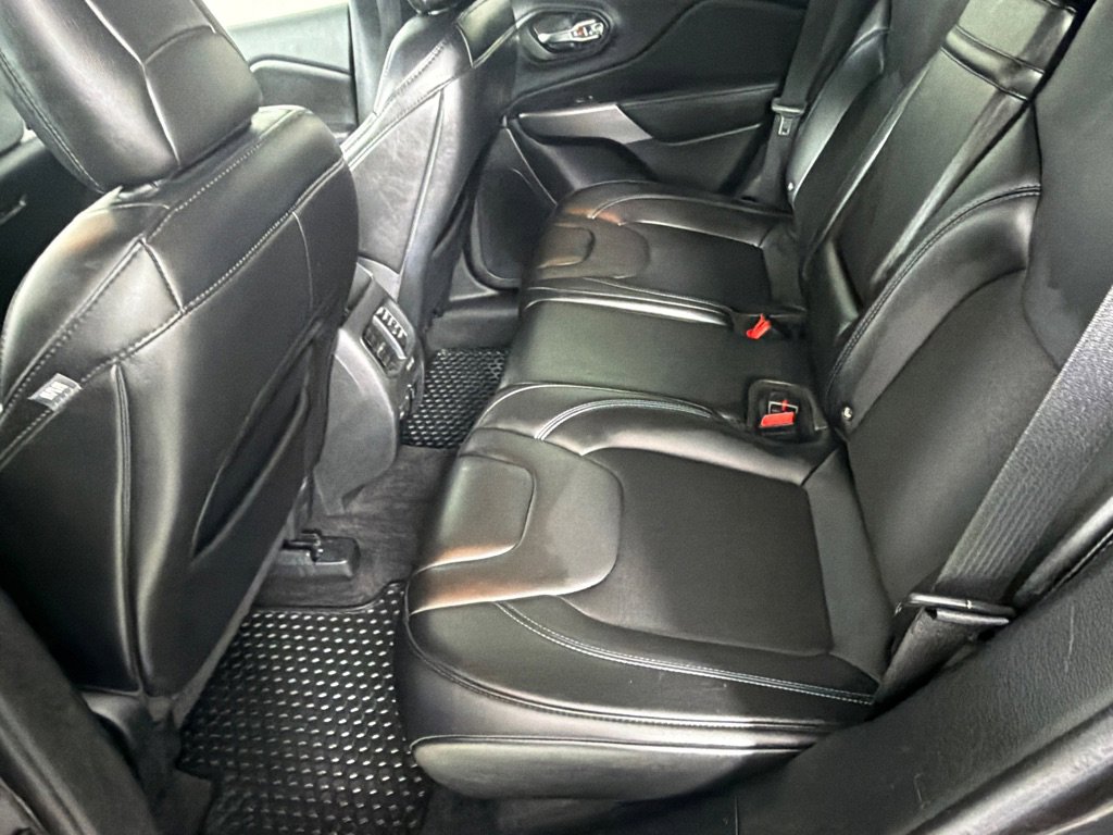 Used 2019 Jeep Cherokee Latitude Plus w/ Comfort/Convenience Group image 19