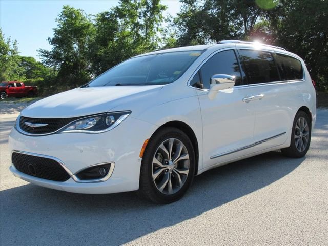 Used 2017 Chrysler Pacifica Limited FWD image 2
