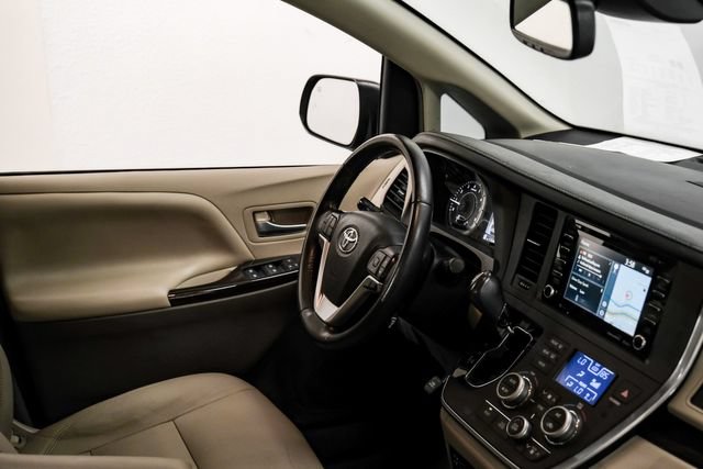 Used 2019 Toyota Sienna XLE Premium FWD image 17