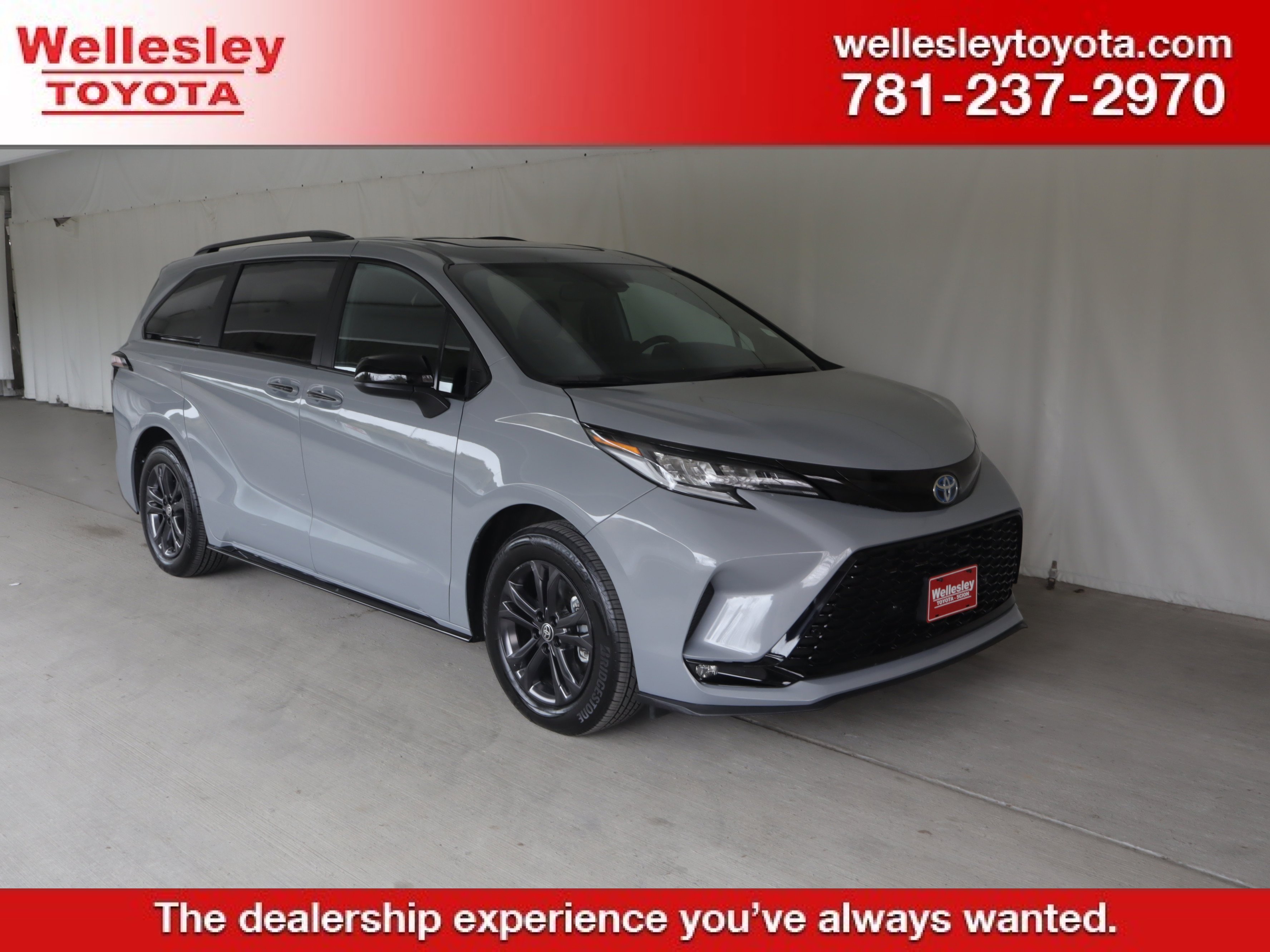 Used 2025 Toyota Sienna XSE w/ XSE Plus Package AWD/4WD image 1