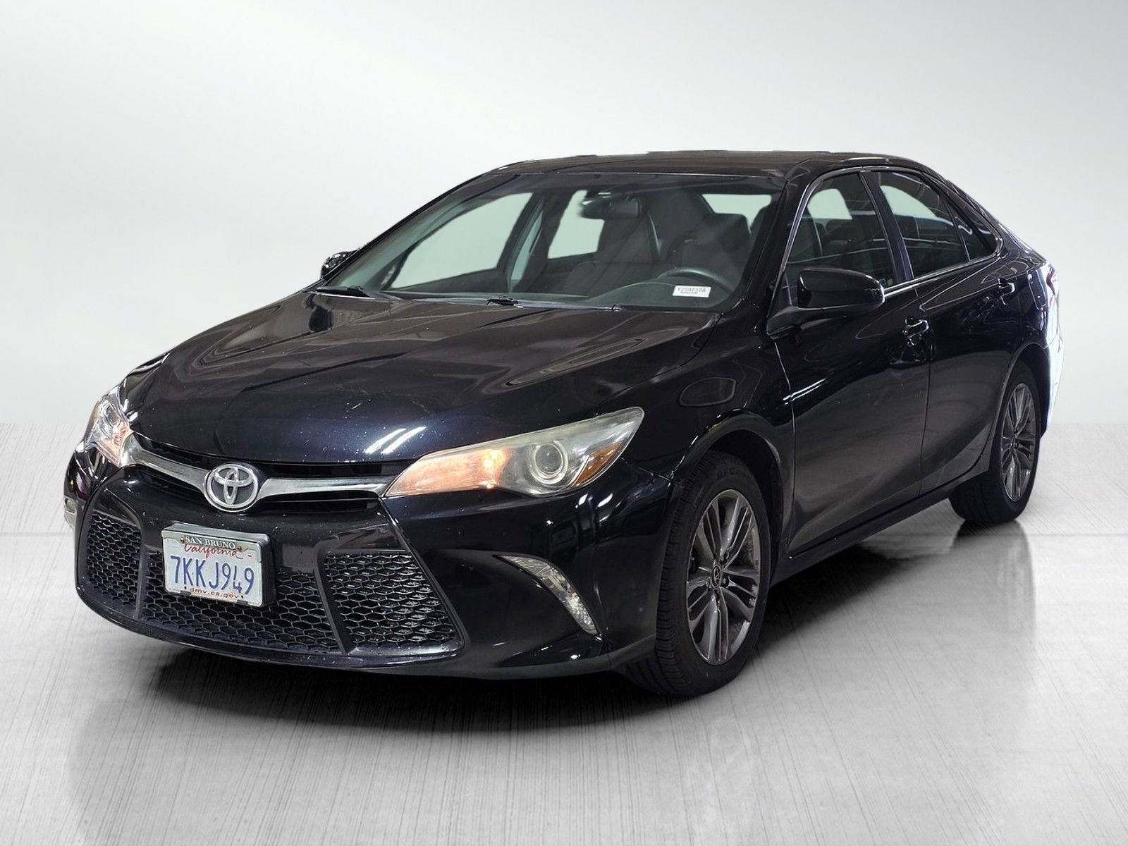 Used 2015 Toyota Camry SE FWD image 3