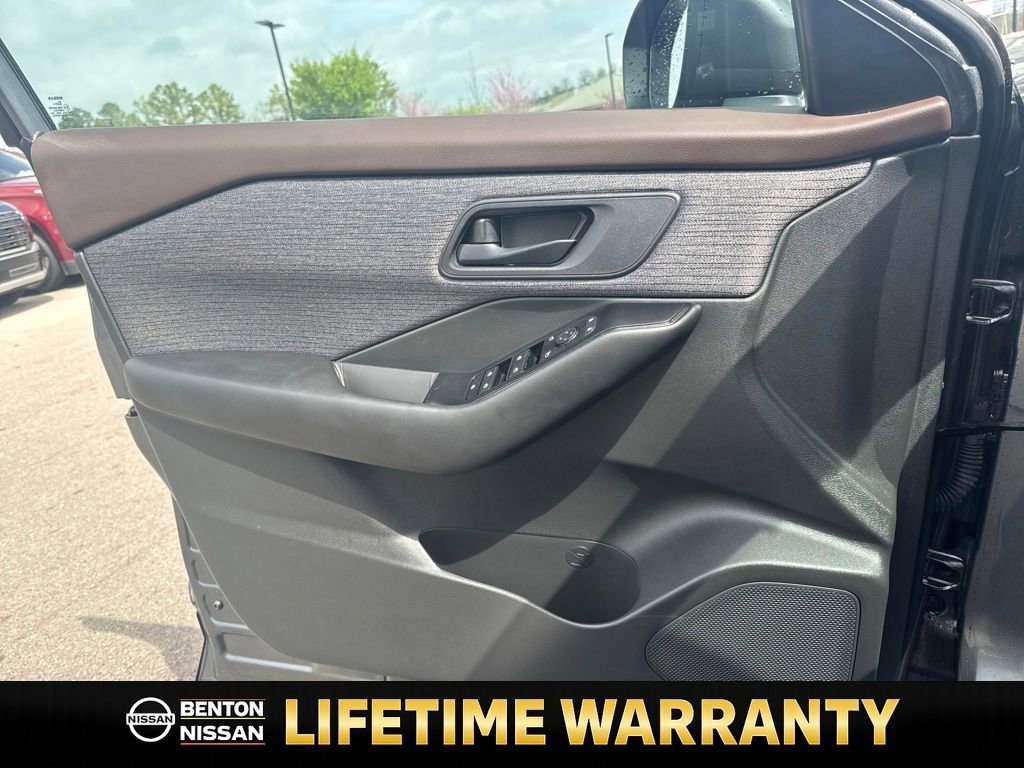 Used 2023 Nissan Rogue S image 11