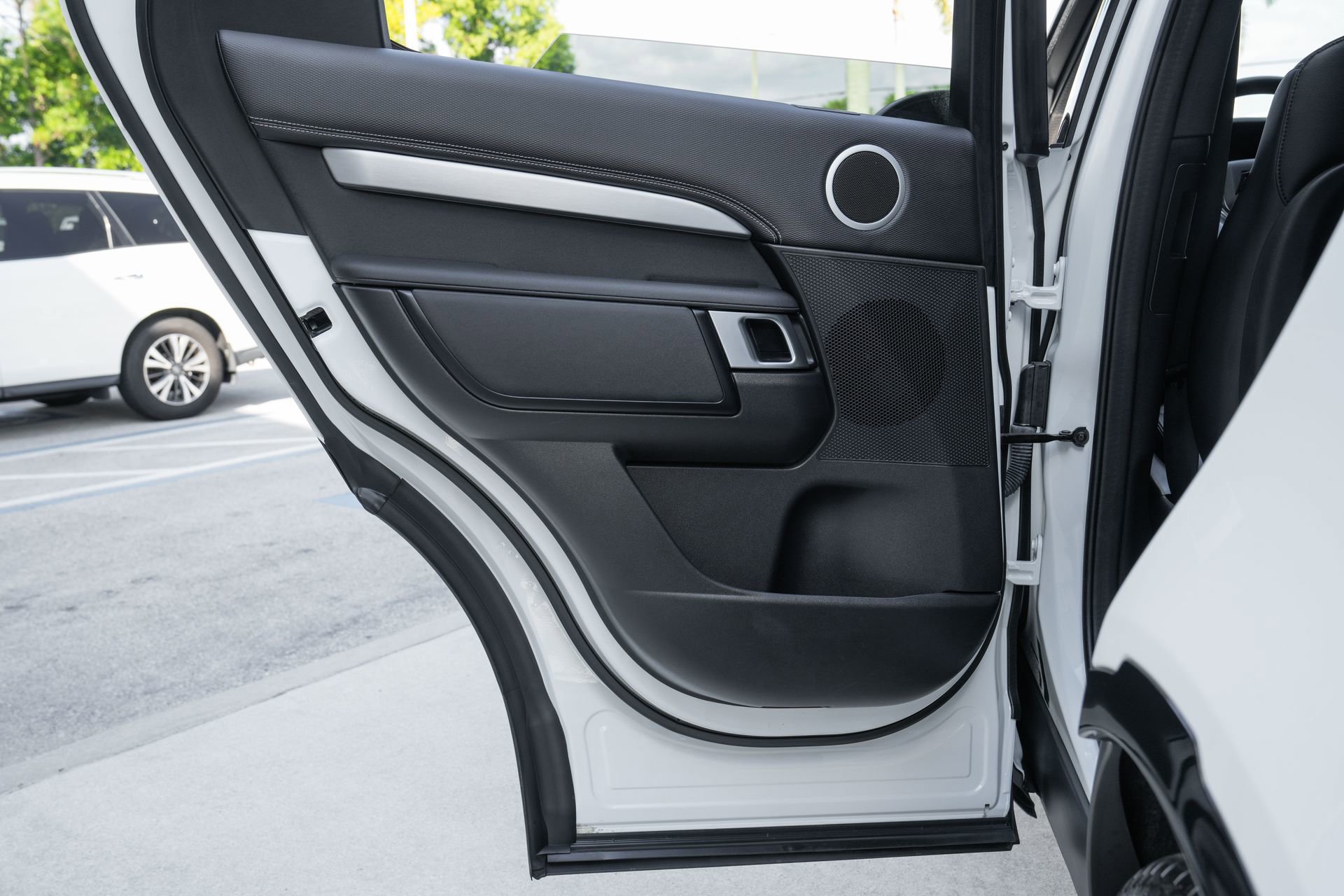 Used 2024 Land Rover Discovery Dynamic SE image 31