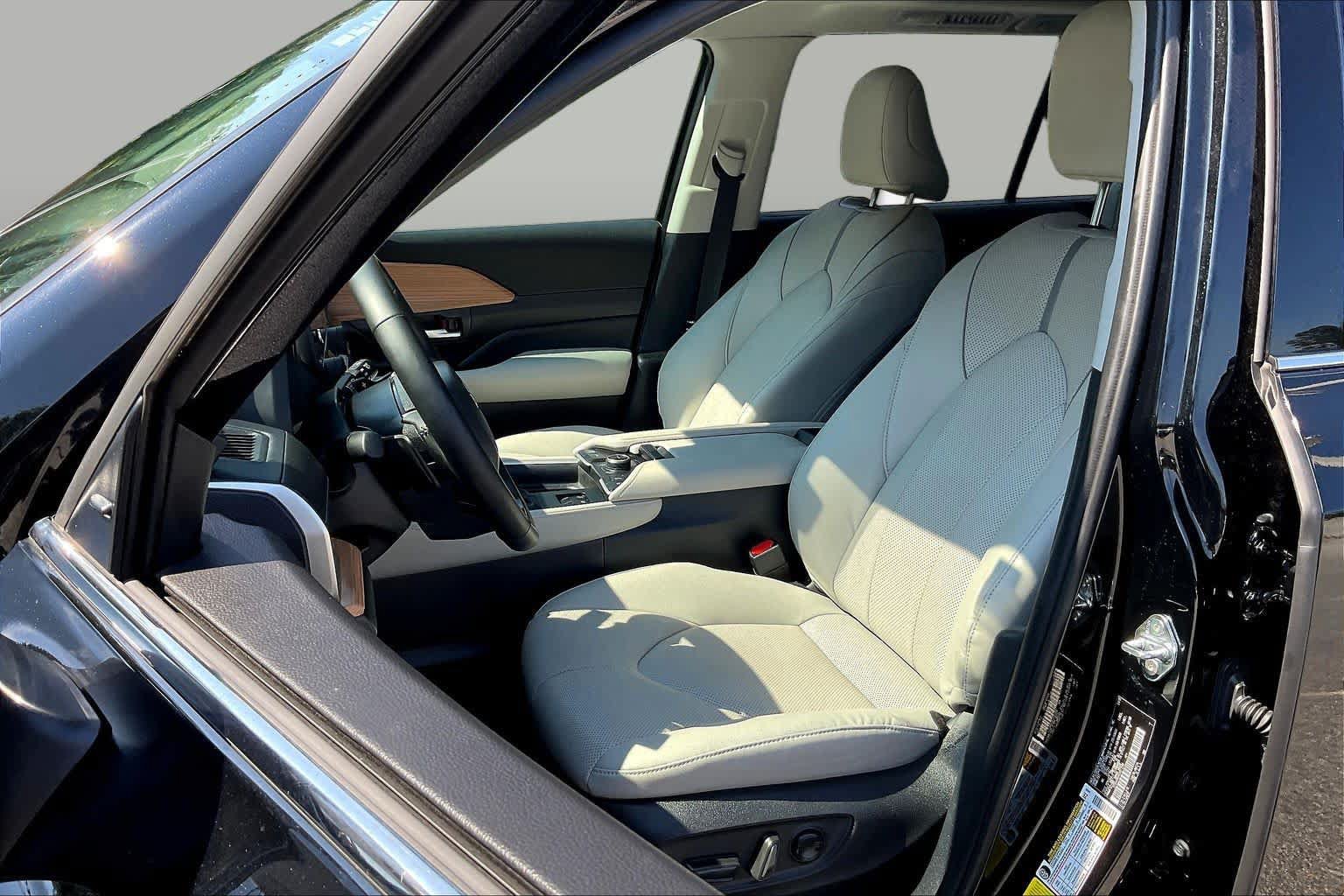 Used 2025 Toyota Grand Highlander AWD image 8