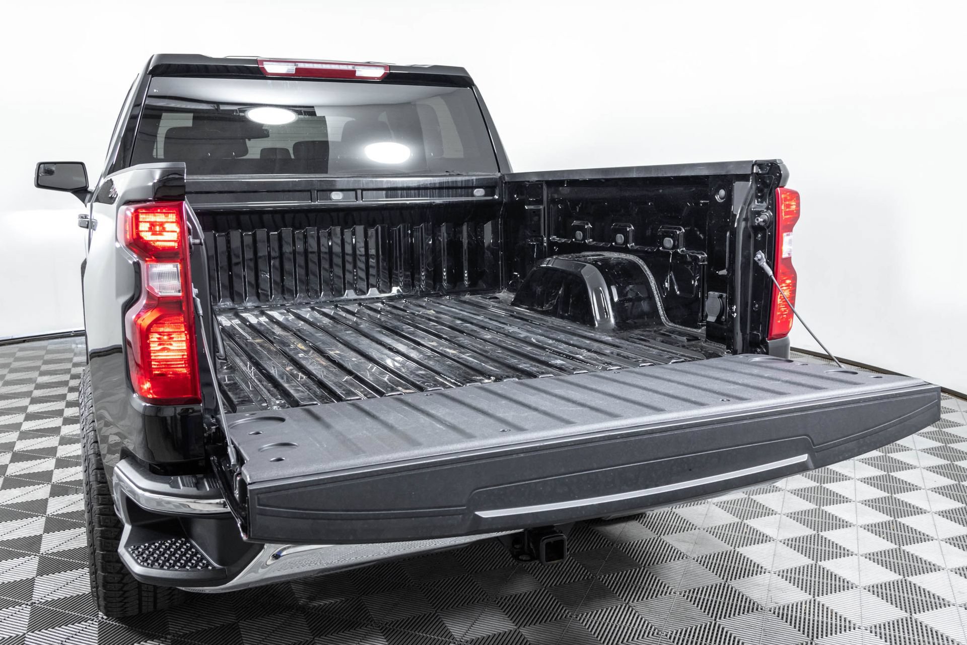 Used 2024 Chevrolet Silverado 1500 LT AWD/4WD image 17