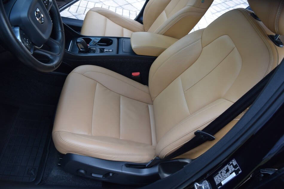 Used 2020 Volvo XC40 T5 Momentum w/ Protection Package Premier image 38
