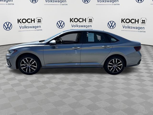 Used 2025 Volkswagen Jetta SE image 4