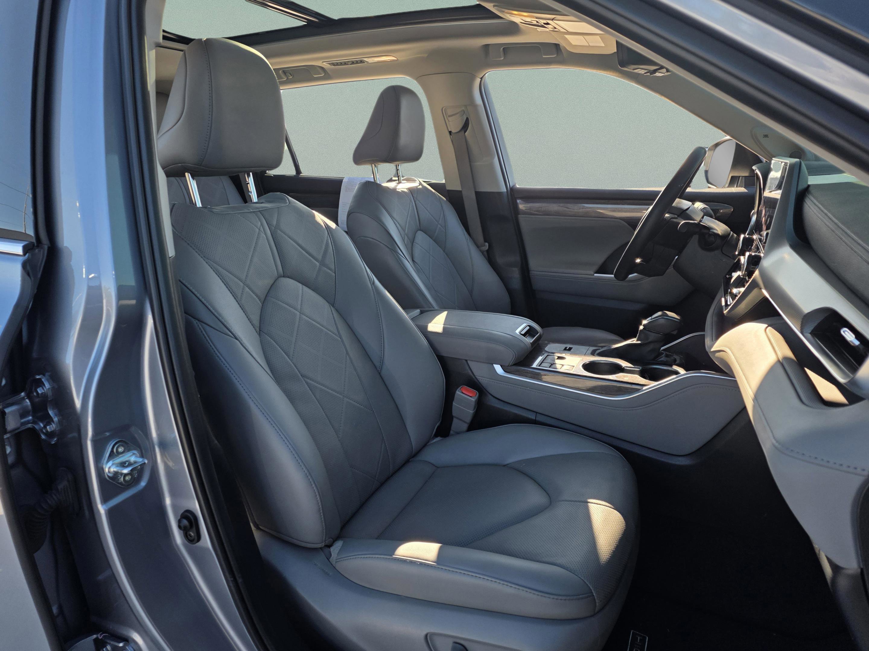 Used 2024 Toyota Highlander Platinum image 24