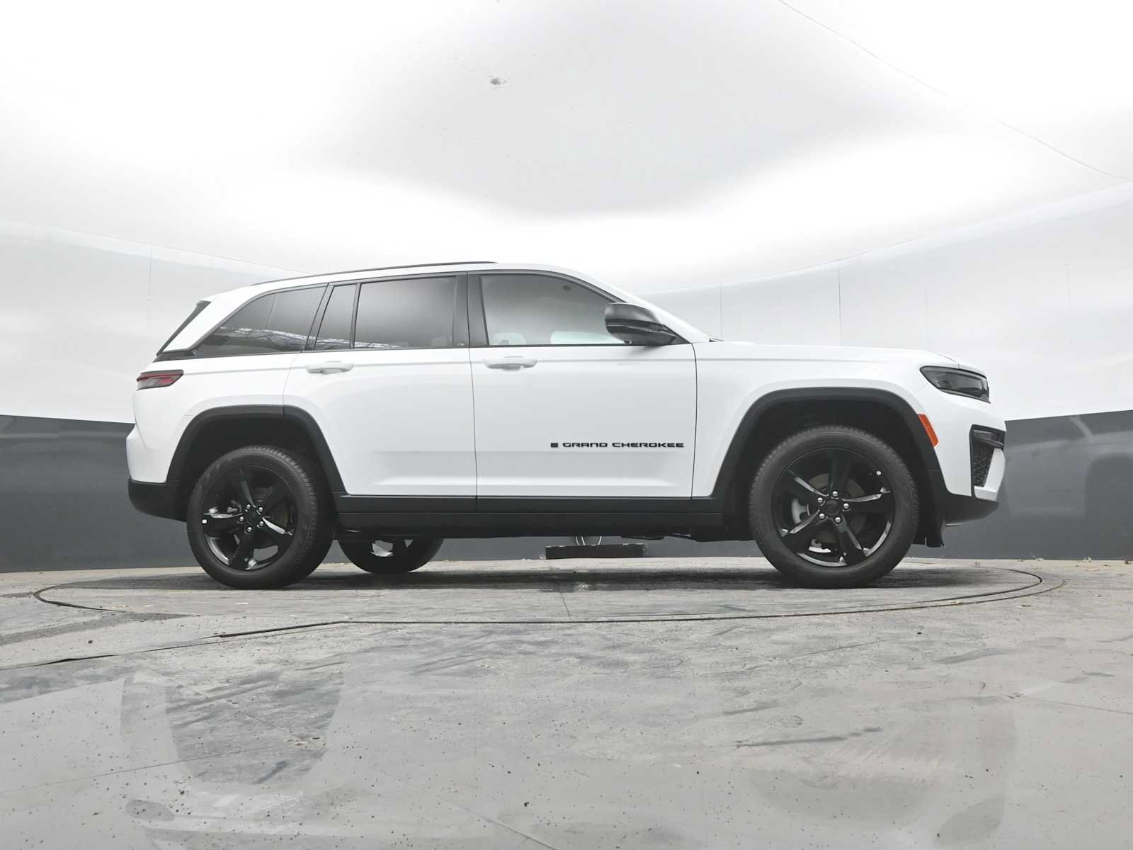 Used 2026 Jeep Grand Cherokee Limited w/ Limited Altitude Package AWD/4WD image 30