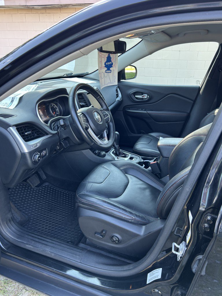 Used 2015 Jeep Cherokee Trailhawk w/ Leather Interior Group AWD/4WD image 11