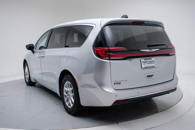 Used 2024 Chrysler Pacifica Touring-L image 3