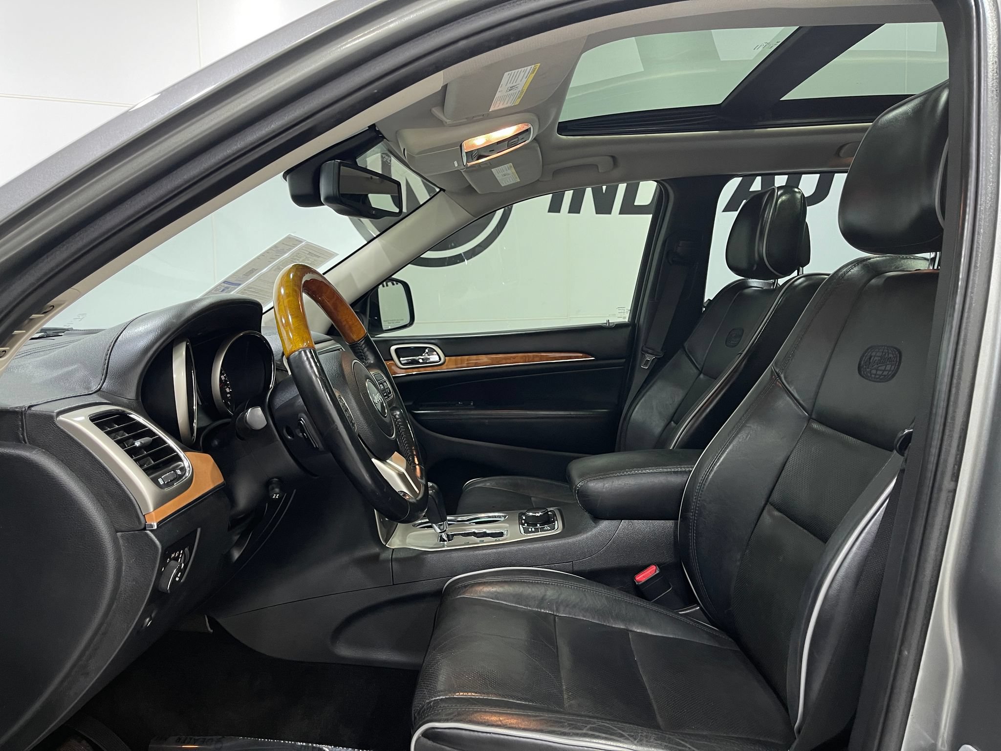 Used 2012 Jeep Grand Cherokee Overland AWD/4WD image 13