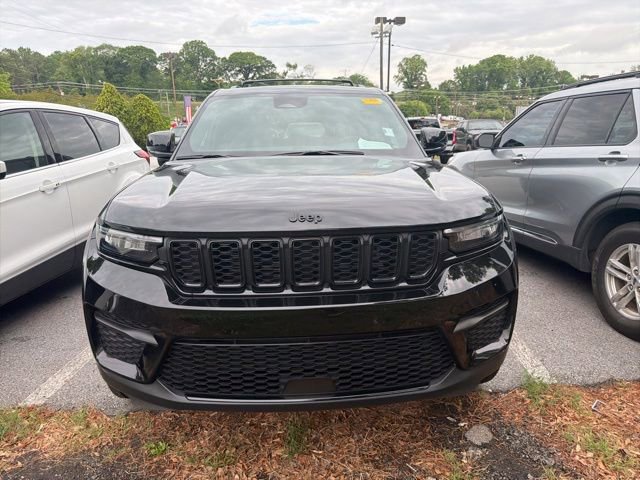 Used 2024 Jeep Grand Cherokee Altitude AWD/4WD image 2