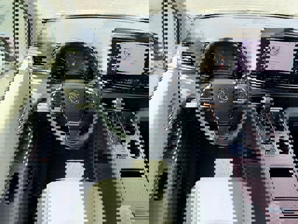 Used 2023 Toyota Sienna XLE image 19