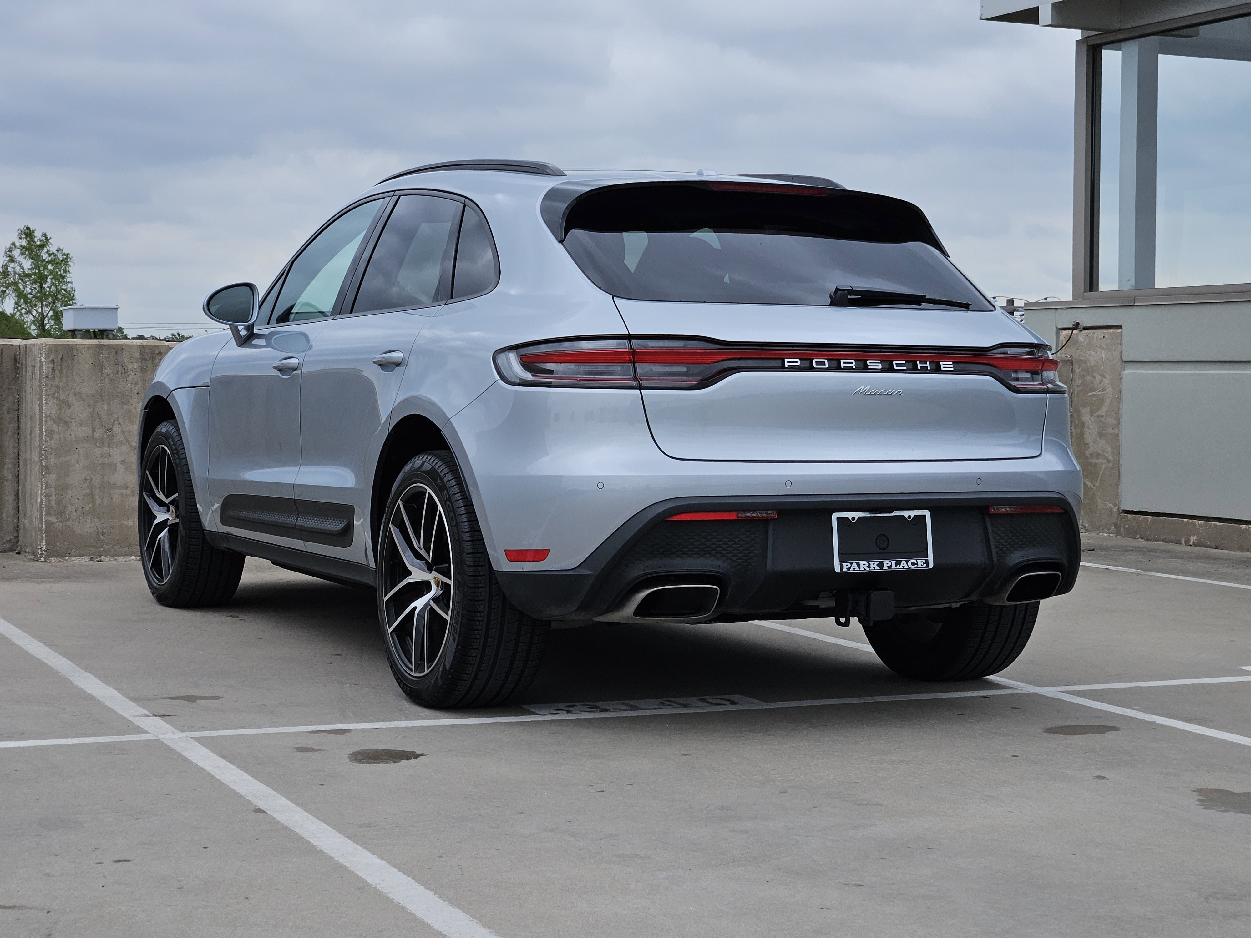 Certified 2025 Porsche Macan image 3