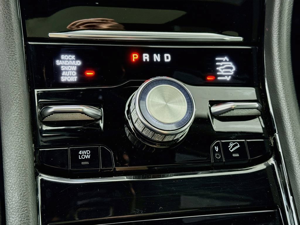 Used 2023 Jeep Grand Cherokee Overland w/ Luxury Tech Group IV AWD/4WD image 10