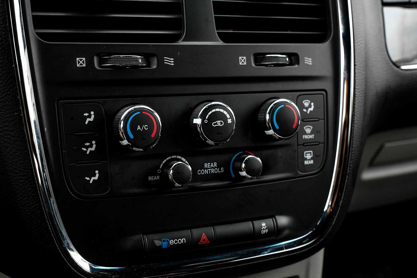 Used 2016 Dodge Grand Caravan SE image 25