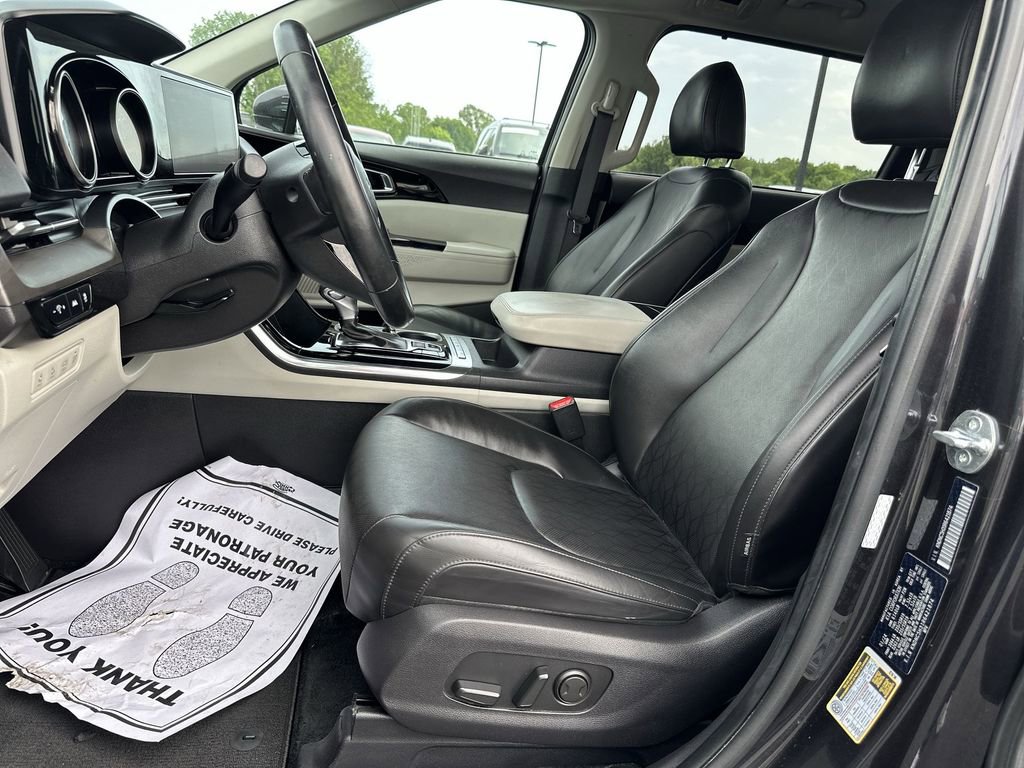 Used 2024 Kia Carnival EX FWD image 17