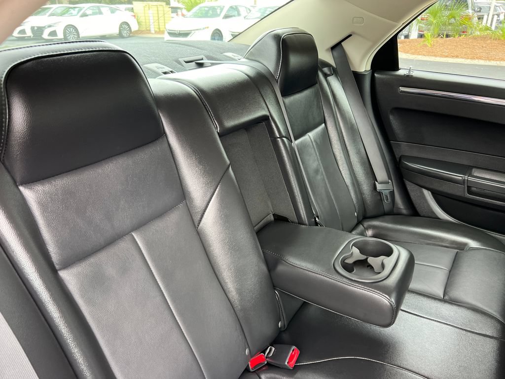 Used 2010 Chrysler 300 Touring RWD image 19