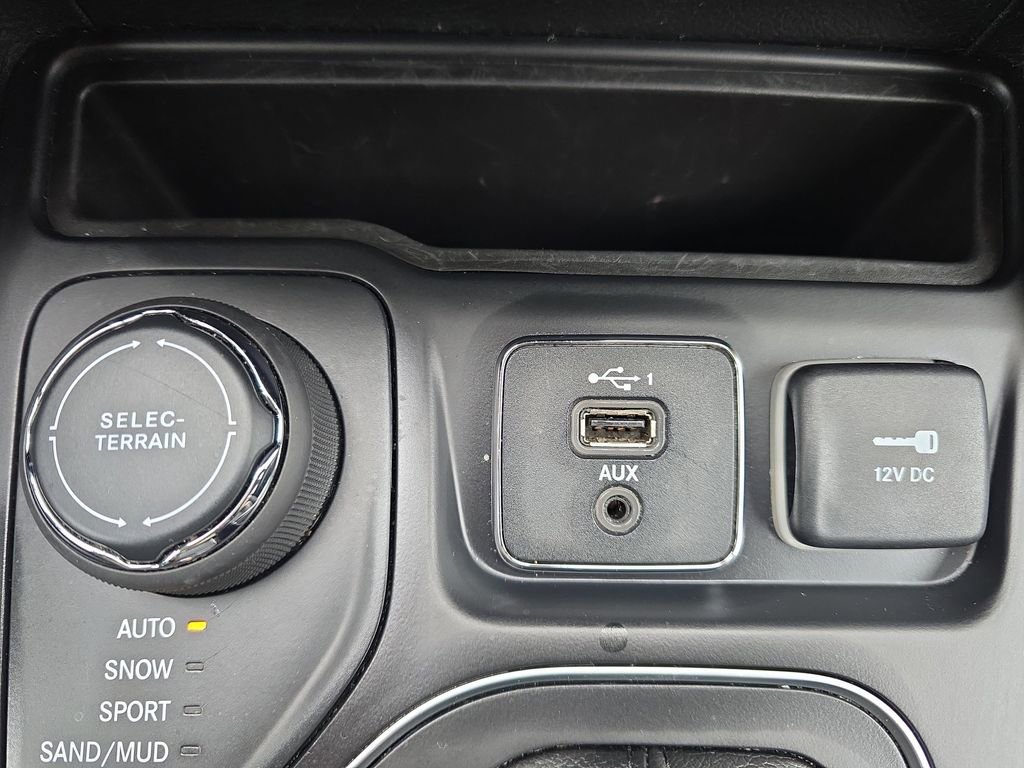 Used 2019 Jeep Cherokee Latitude Plus w/ Cold Weather Group image 22