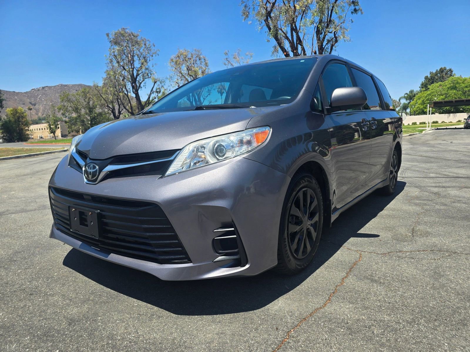 Used 2019 Toyota Sienna LE image 3