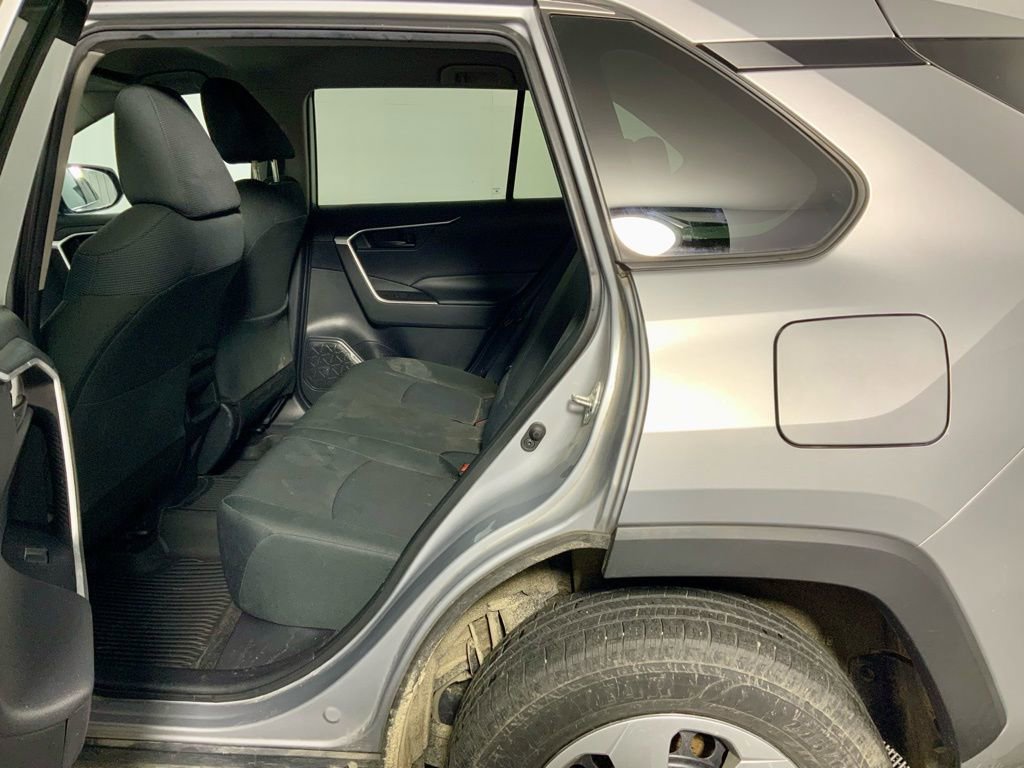 Used 2021 Toyota RAV4 LE image 27