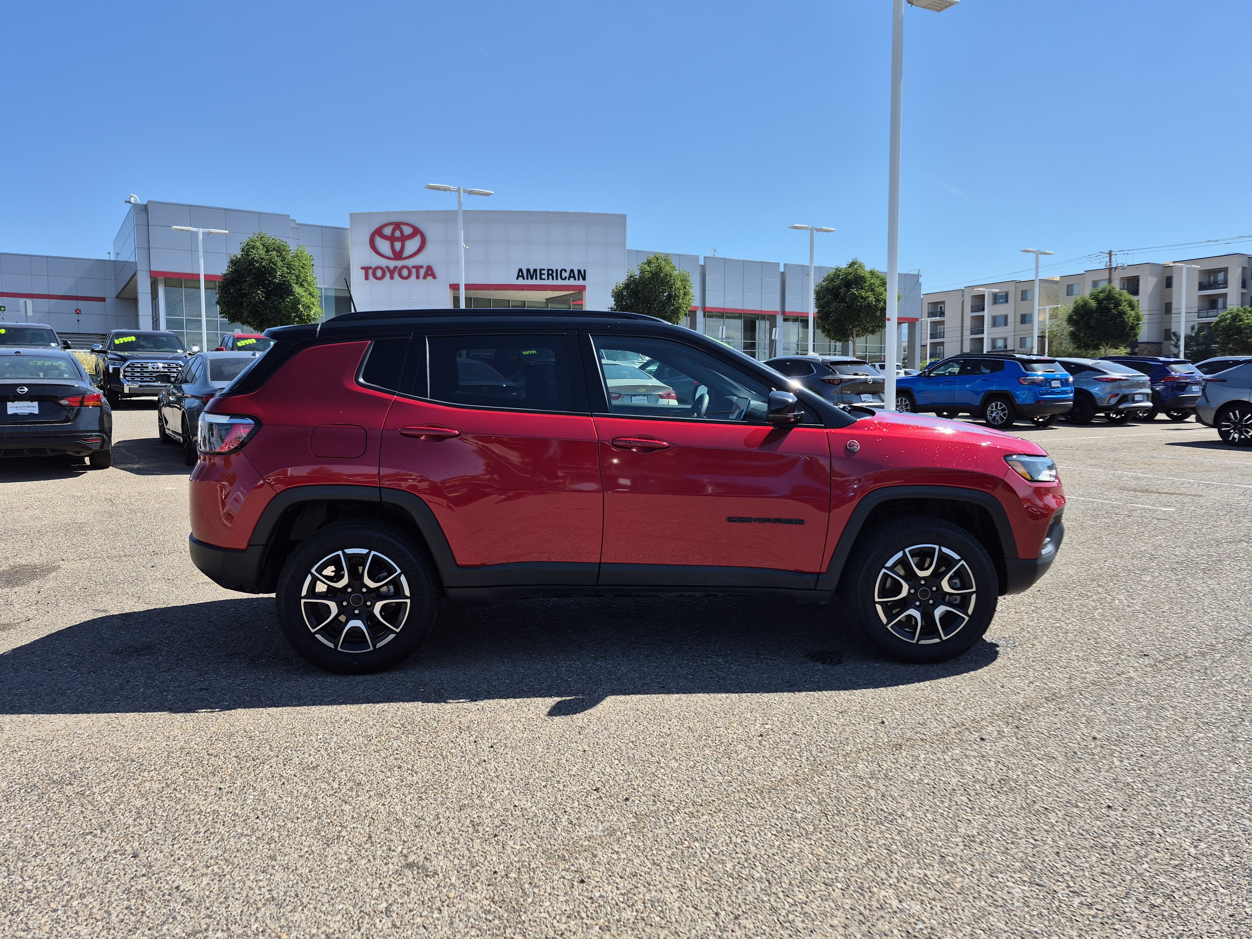 Used 2025 Jeep Compass Trailhawk AWD/4WD image 6