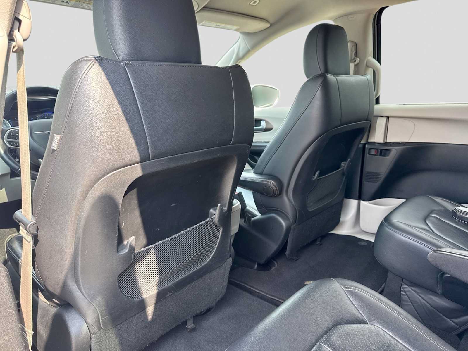 Used 2018 Chrysler Pacifica Touring-L FWD image 17