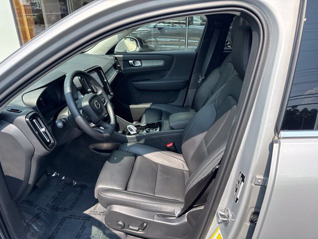 Certified 2025 Volvo XC40 B5 Plus AWD/4WD image 20