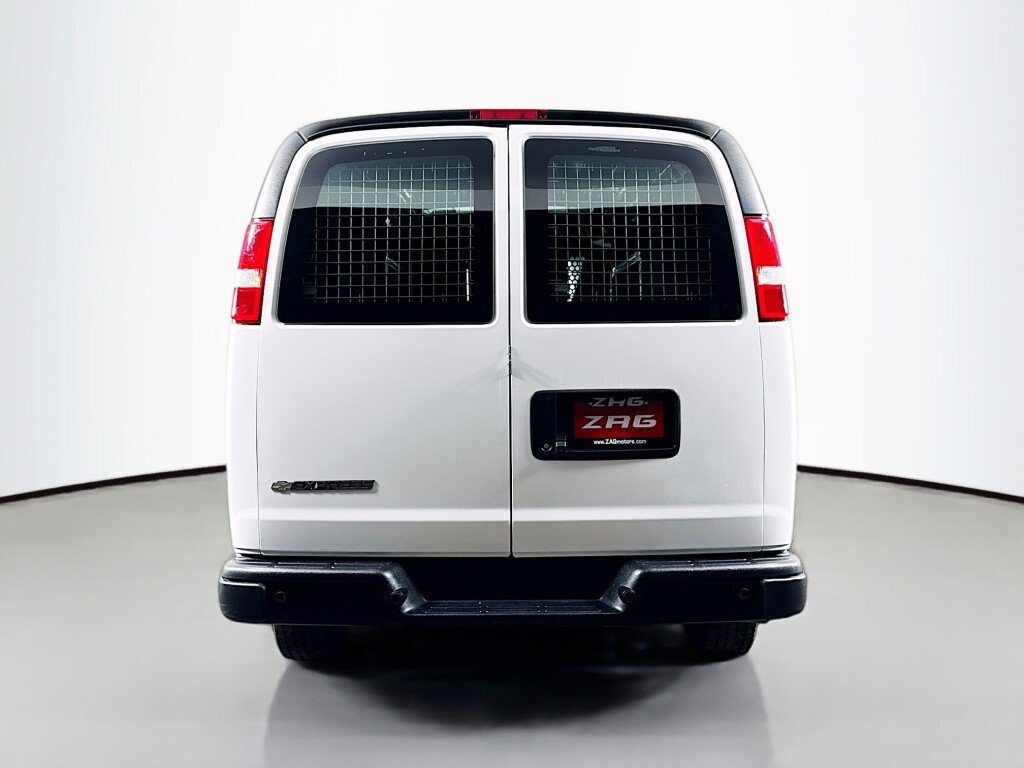 Used 2019 Chevrolet Express 2500 w/ Driver Convenience Package RWD image 4