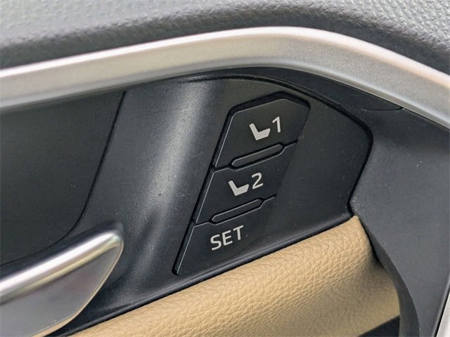 Used 2019 Toyota RAV4 Limited image 10