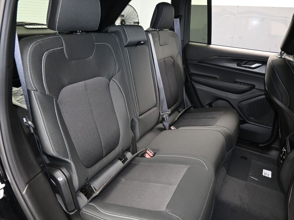 Used 2025 Jeep Grand Cherokee Laredo image 37