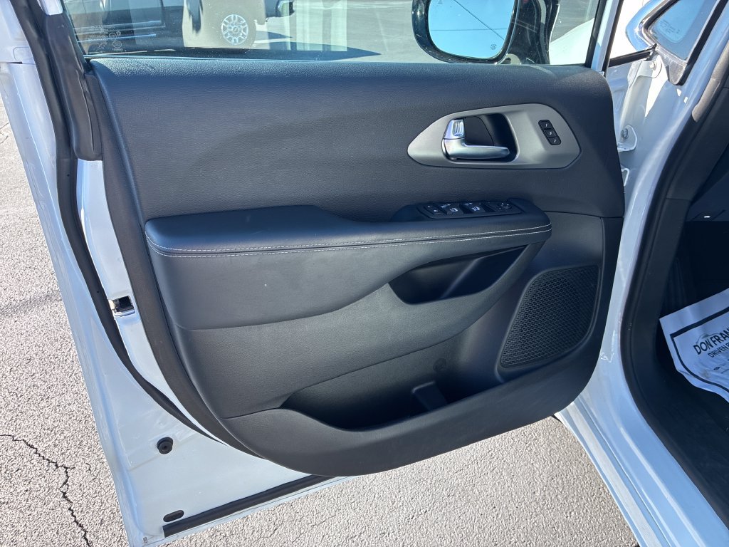 Used 2025 Chrysler Pacifica Select FWD image 13