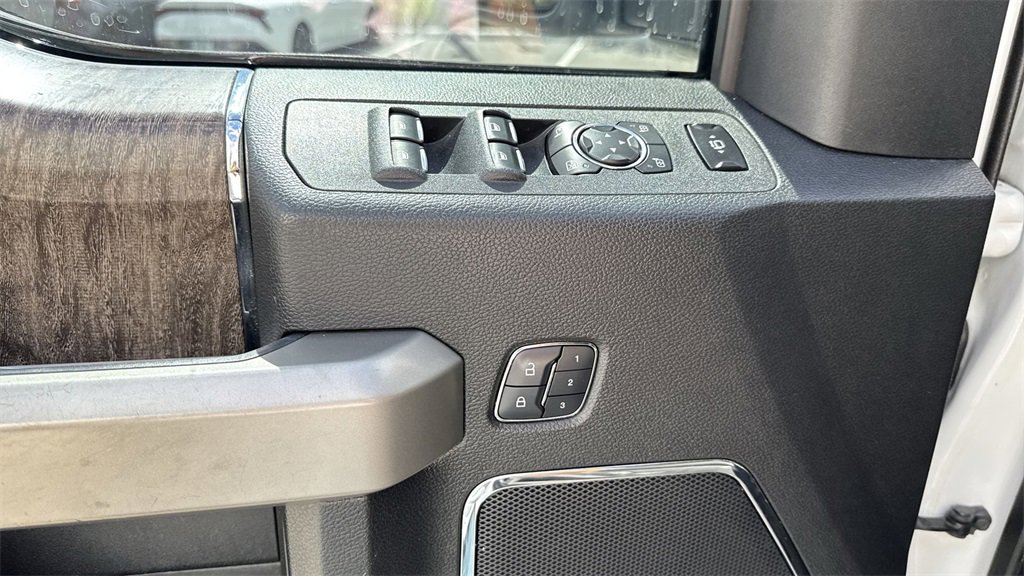 Used 2017 Ford F350 Lariat w/ Chrome Package image 41