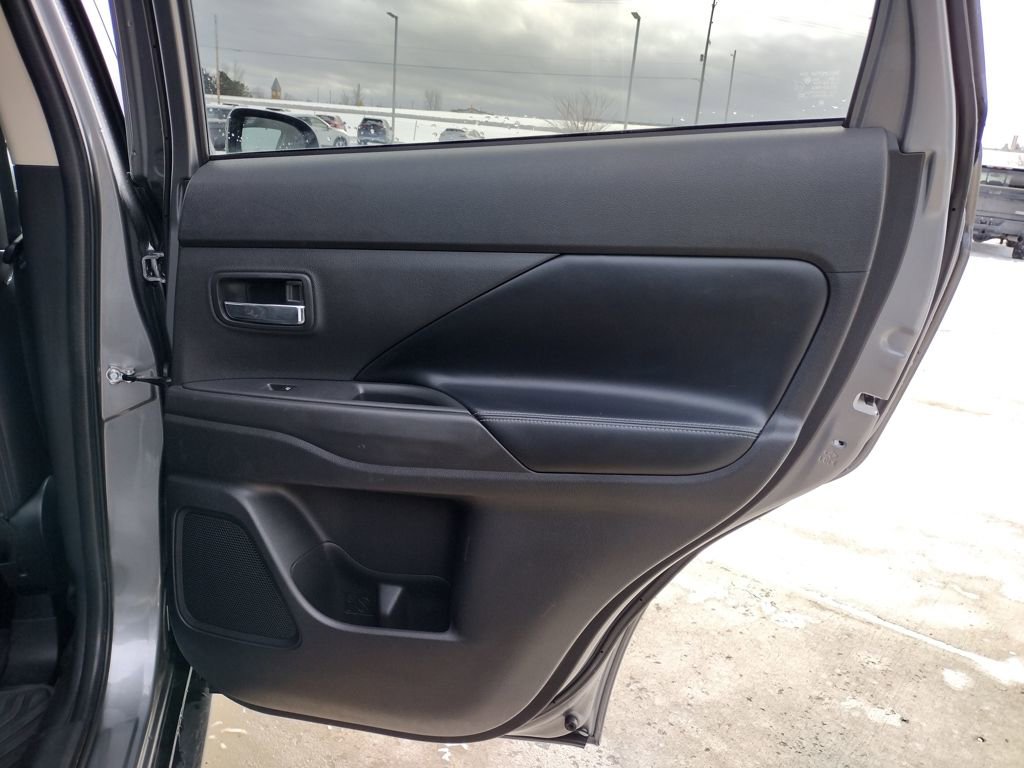 Used 2020 Mitsubishi Outlander SE image 24