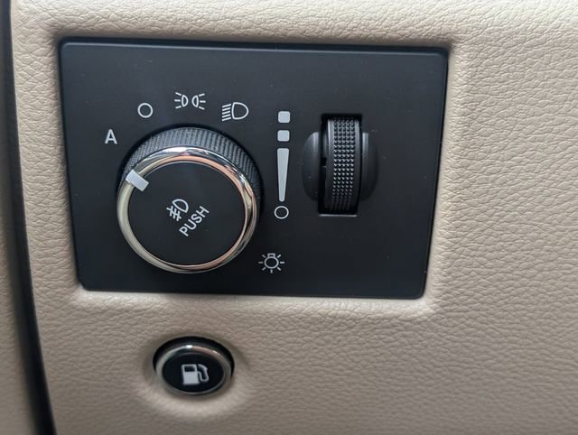 Used 2015 Jeep Grand Cherokee Overland RWD image 28