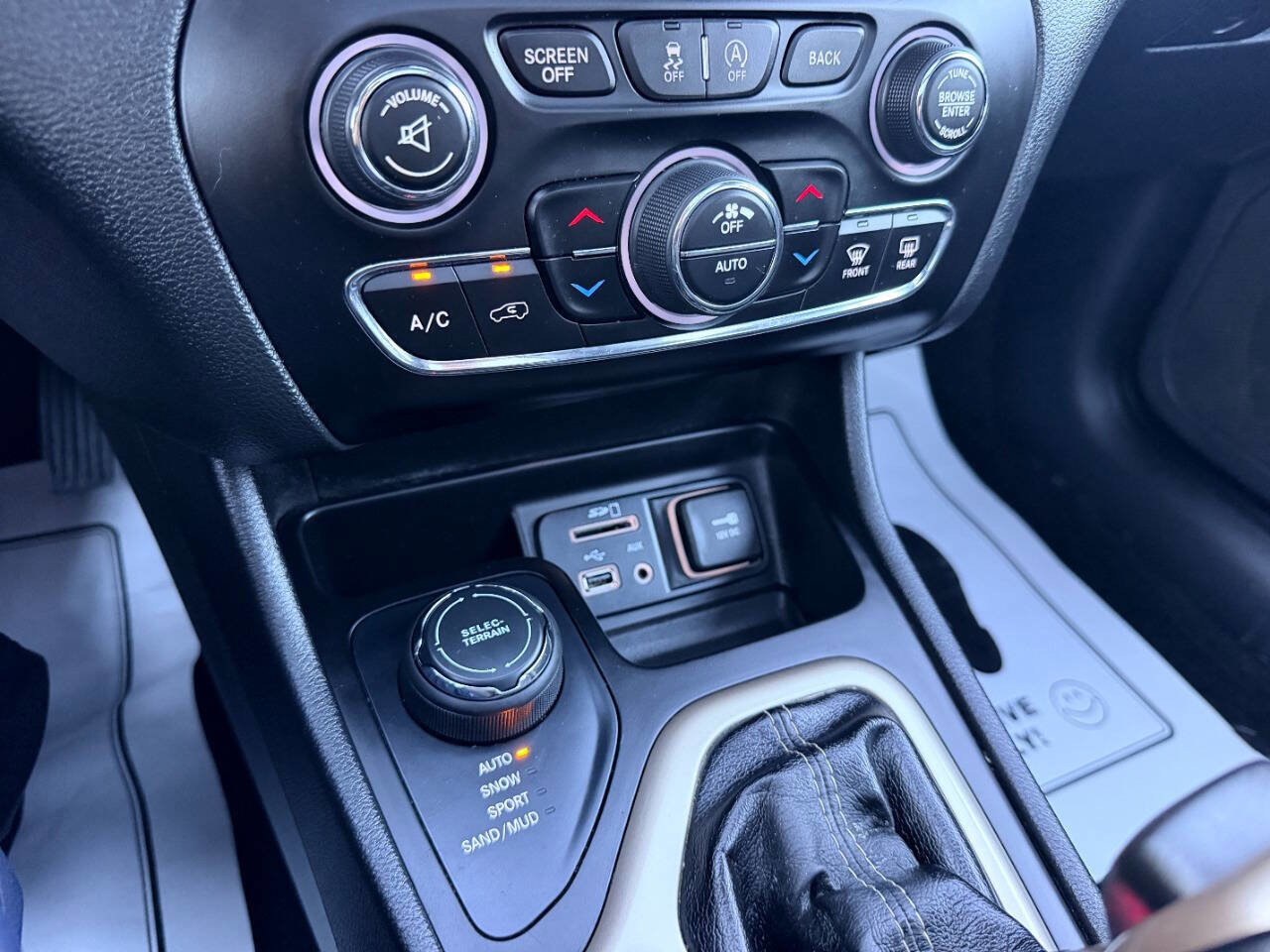 Used 2015 Jeep Cherokee Limited w/ Luxury Group image 50