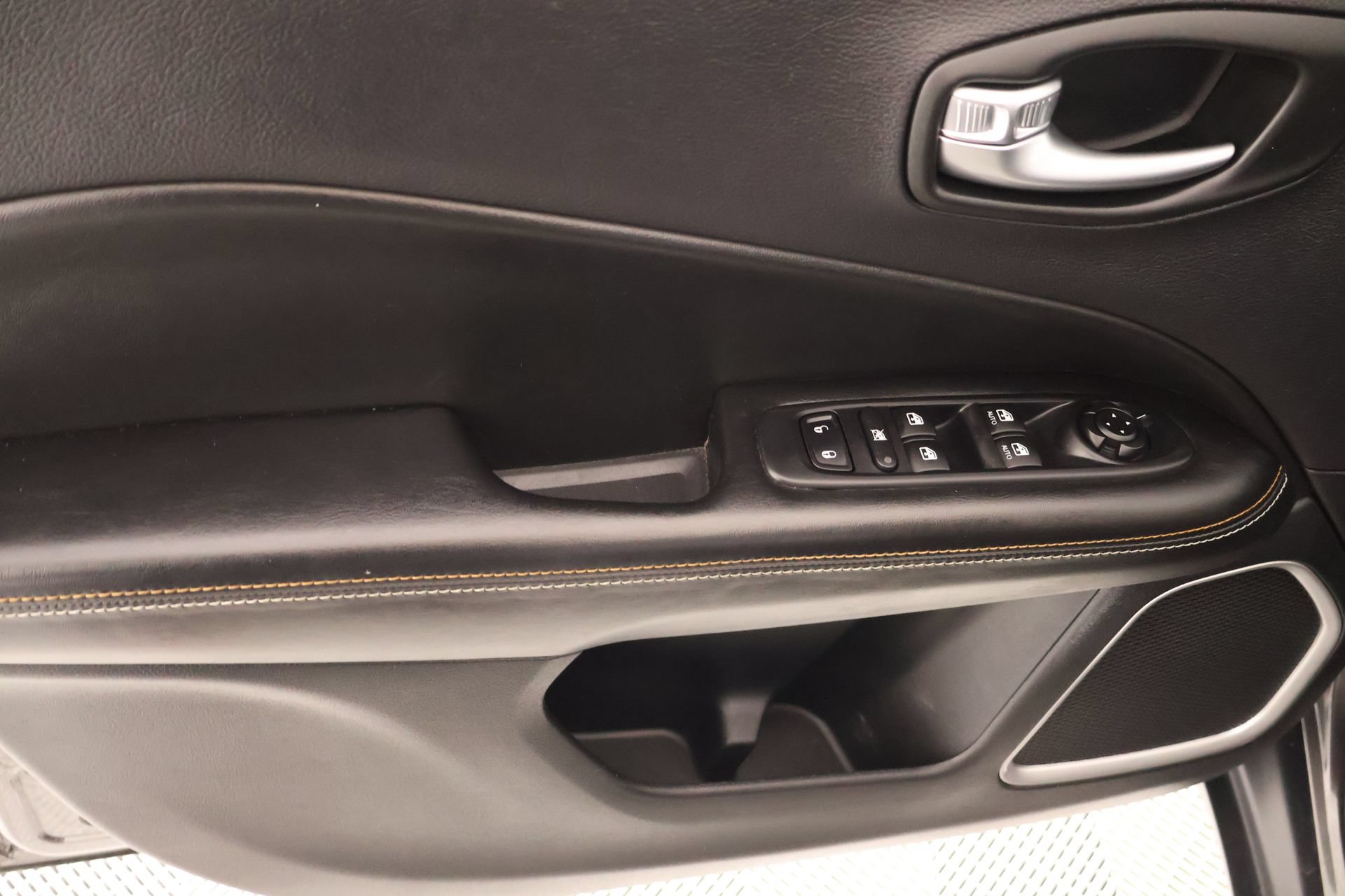 Used 2018 Jeep Compass Sport w/ Cold Weather Group FWD image 15