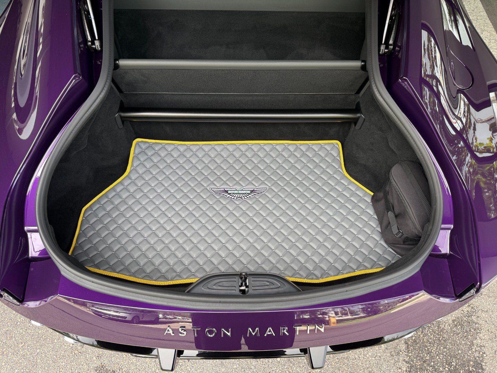 Used 2025 Aston Martin V8 Vantage Coupe RWD image 37